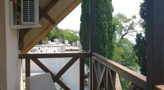 Гостевой дом Дом для отдыха Массандровская, 13  Ялта Трехместный номер с балконом-3