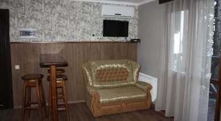 Гостевой дом Дом для отдыха Массандровская, 13  Ялта Трехместный номер с балконом-1