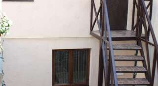 Гостевой дом Дом для отдыха Массандровская, 13  Ялта Семейный номер с видом на море-3